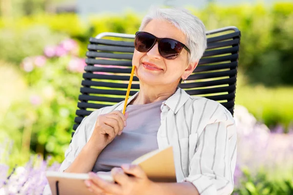 Boldog idős nő napló a nyári kertben — Stock Fotó