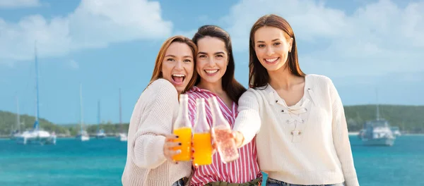 Alkolsüz içeceklere kadeh kaldıran genç kadınlar — Stok fotoğraf