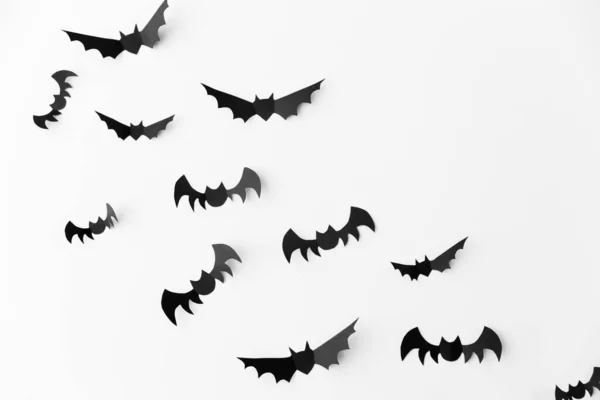 Стая черных бумажных летучих мышей на белом фоне — стоковое фото