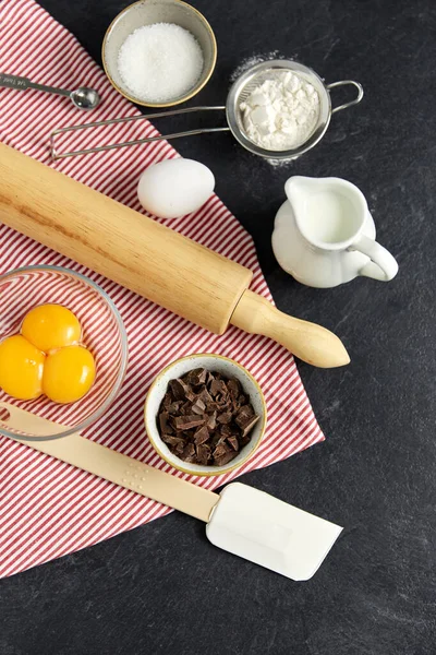 Rolo de pino, leite, ovos, farinha e chocolate — Fotografia de Stock