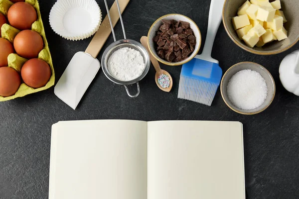 Libro de recetas e ingredientes de cocina en la mesa — Foto de Stock