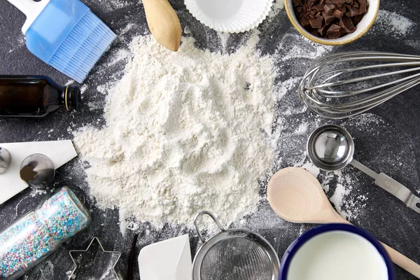桌上放有烘焙和烹调配料的面粉 — 图库照片