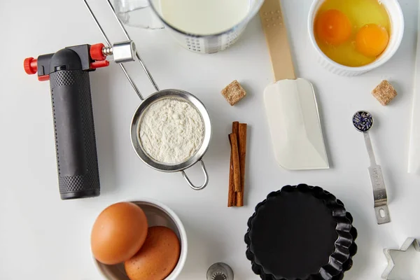 Ingredientes de cozinha e ferramentas de cozinha para assar — Fotografia de Stock