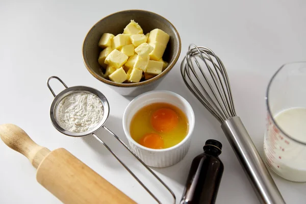 Nudelholz, Butter, Eier, Mehl, Milch und Schneebesen — Stockfoto