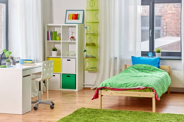 Ruang anak-anak interior dengan tempat tidur, meja dan rak buku — Stok Foto