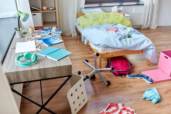 Casa disordinata o stanza dei bambini con roba sparsa — Foto Stock