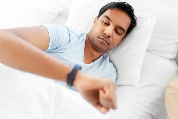 Ινδός άνδρας με ανιχνευτή υγείας στο κρεβάτι στο σπίτι — Φωτογραφία Αρχείου