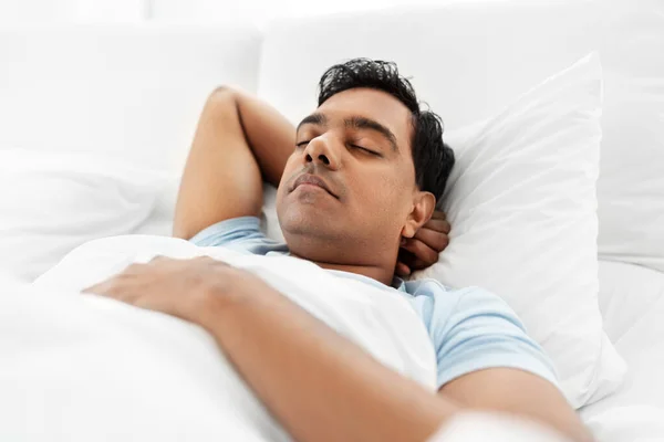 インド人男性が家で寝ると — ストック写真