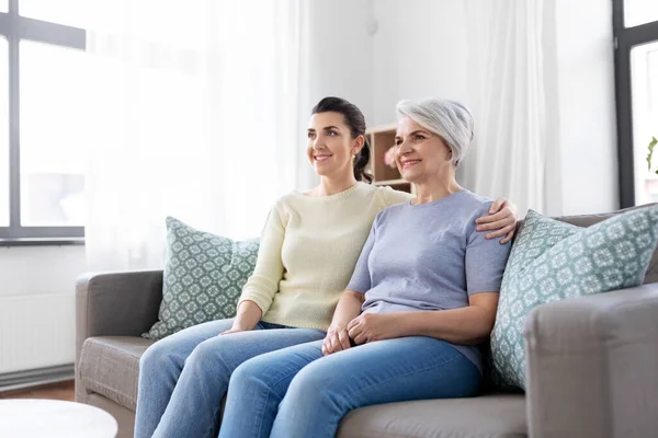 Senior moeder met volwassen dochter knuffelen thuis — Stockfoto