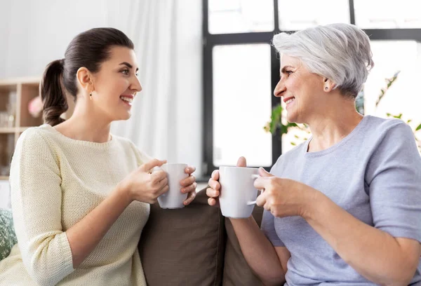 Madre mayor e hija adulta bebiendo café — Foto de Stock