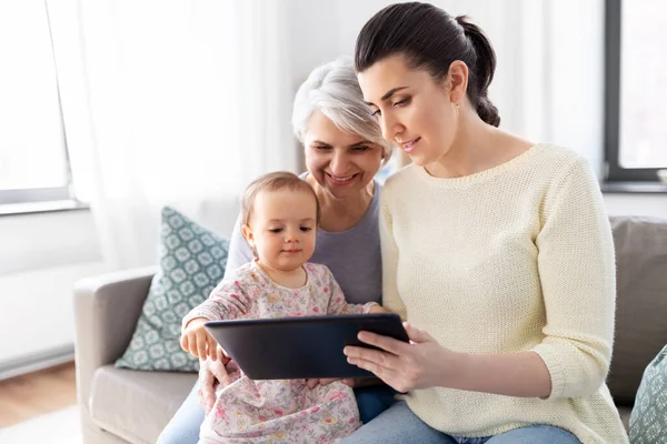 Moeder, dochter en oma met tablet pc — Stockfoto