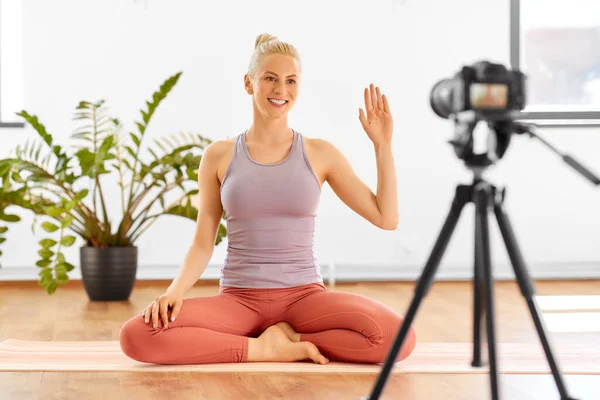 Mujer con cámara streaming para yoga blog en casa — Foto de Stock