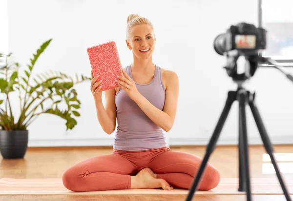 Mujer con cámara streaming para yoga blog en casa — Foto de Stock