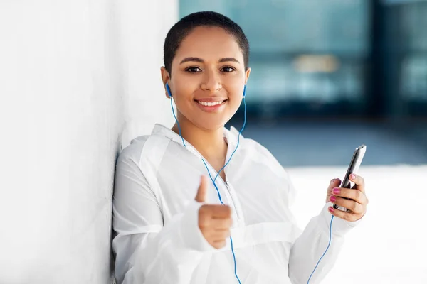 Afrikaans amerikaanse vrouw met koptelefoon en telefoon — Stockfoto