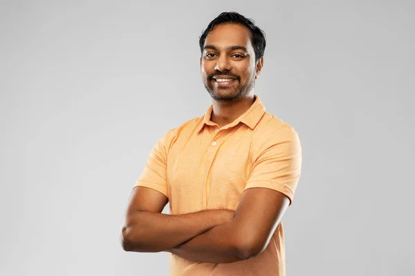 Retrato de feliz sorridente jovem indiano — Fotografia de Stock