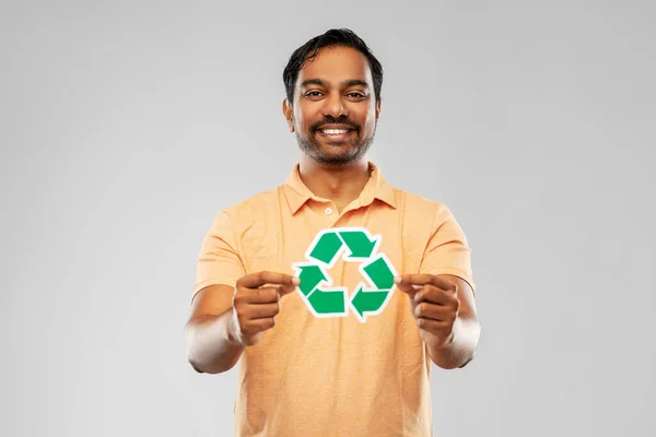 Mosolygó indiai férfi kezében zöld újrahasznosítási jel — Stock Fotó