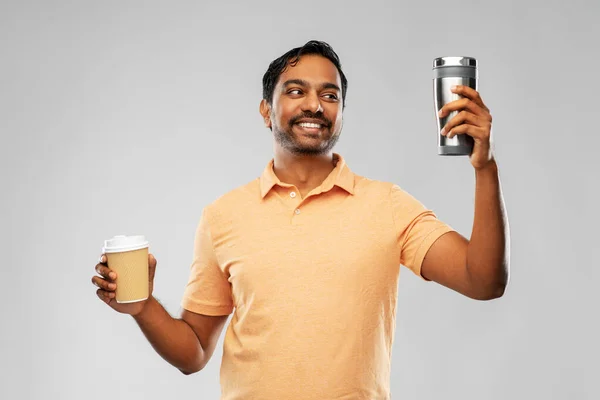 Человек сравнивая термостат или барабан и кофейная чашка — стоковое фото