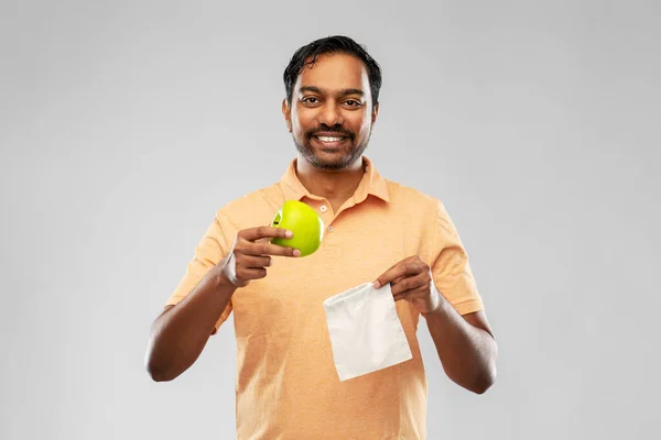 Uomo indiano con mela e sacchetto di tela riutilizzabile — Foto Stock