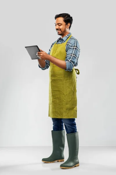 Indiana jardineiro masculino ou agricultor com tablet pc — Fotografia de Stock