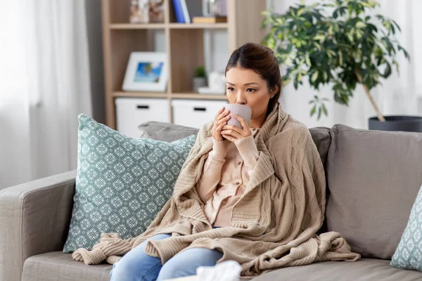 Triste enfermo asiático mujer bebiendo caliente té en casa — Foto de Stock