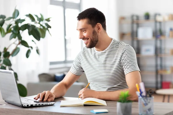 Homem com notebook e laptop no escritório em casa — Fotografia de Stock