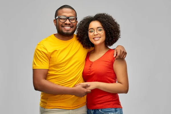 Šťastný africký americký pár v brýle objímání — Stock fotografie