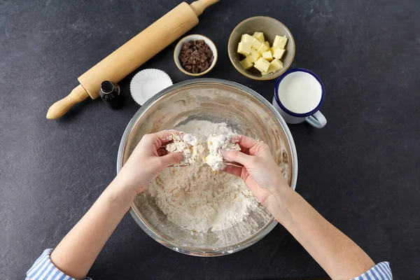 Chef oder Bäcker macht Teig in Bäckerei — Stockfoto