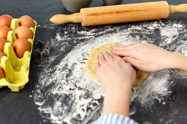 Hände machen Mürbeteigteig auf dem Tisch — Stockfoto