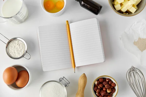 Libro de recetas e ingredientes de cocina en la mesa — Foto de Stock