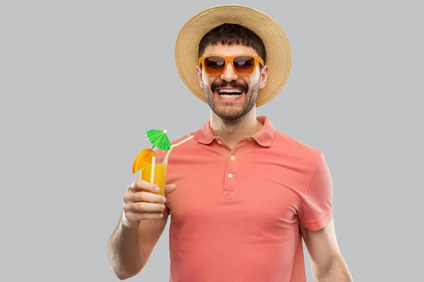 戴着草帽，喝橙汁鸡尾酒的快乐男人 — 图库照片