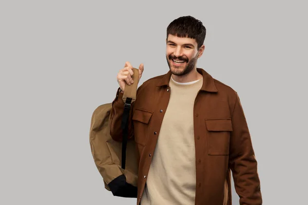 Felice giovane uomo sorridente con lo zaino — Foto Stock