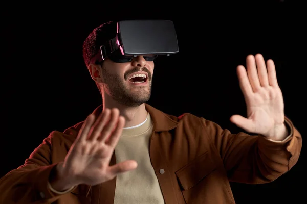 Hombre feliz en gafas vr sobre fondo negro — Foto de Stock