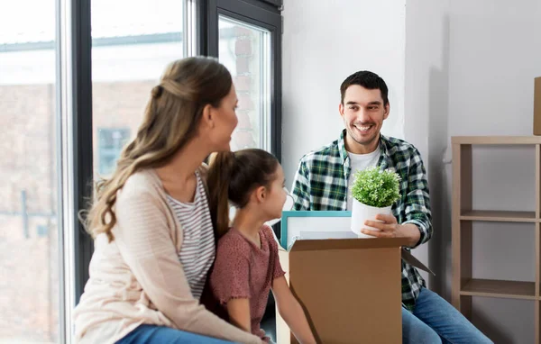 Famille heureuse avec enfant déménageant dans une nouvelle maison — Photo