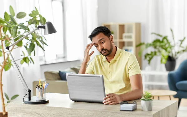 Homem indiano com laptop trabalhando no escritório em casa — Fotografia de Stock