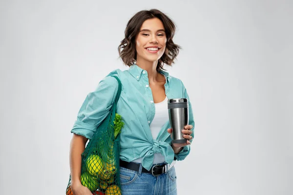 Glücklich lächelnde Frau mit Lebensmitteln in Mehrwegtüte — Stockfoto