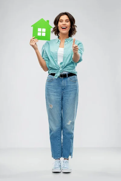 緑の家を持つ笑顔の若い女性 — ストック写真