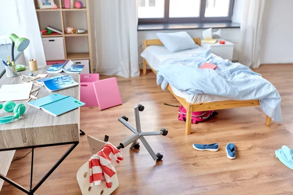 Casa desordenada o habitación de niños con cosas dispersas — Foto de Stock