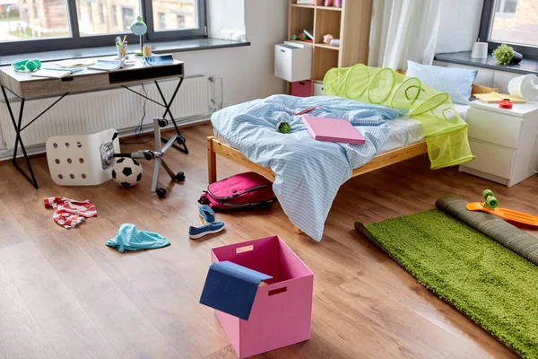 Casa disordinata o stanza dei bambini con roba sparsa — Foto Stock