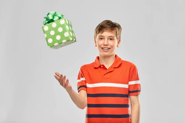 带礼品盒的快乐微笑男孩的肖像 — 图库照片