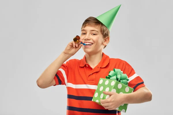Niño feliz en sombrero de fiesta con caja de regalo de cumpleaños —  Fotos de Stock