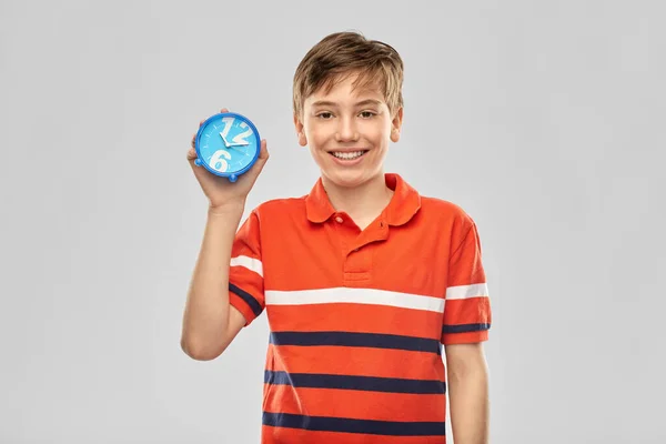 Retrato de menino sorridente feliz com despertador — Fotografia de Stock