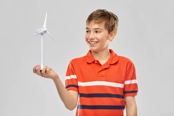 Feliz sorrindo menino segurando brinquedo turbina eólica — Fotografia de Stock