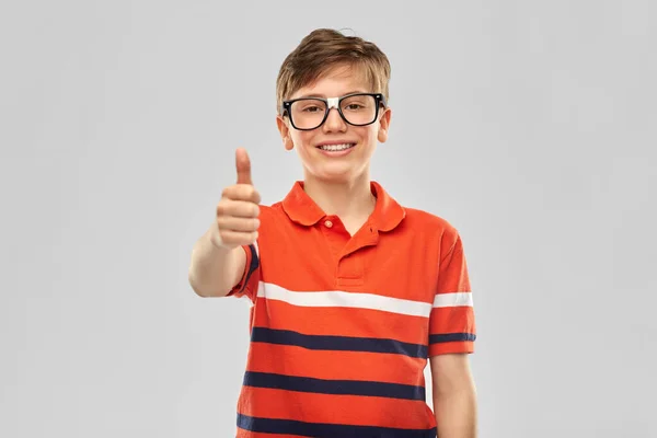 Felice sorridente ragazzo in occhiali mostrando pollici in su — Foto Stock