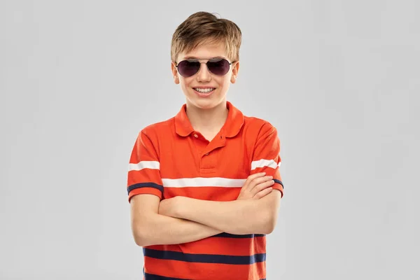 Retrato de feliz sorrindo menino em óculos de sol — Fotografia de Stock