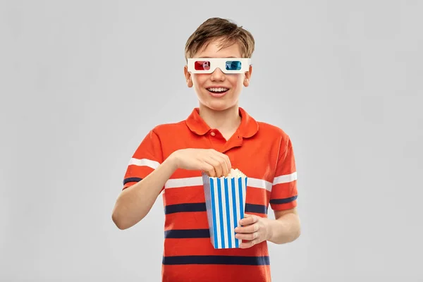 Sorrindo menino em 3d filme óculos comendo pipoca — Fotografia de Stock