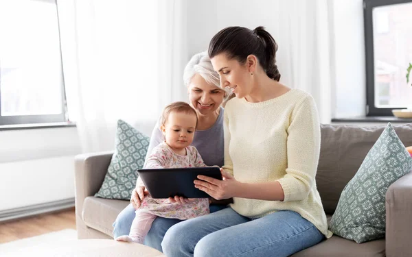 Moeder, dochter en oma met tablet pc — Stockfoto
