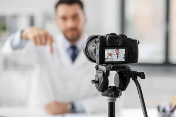 Чоловік лікар записує відео блог в лікарні — стокове фото