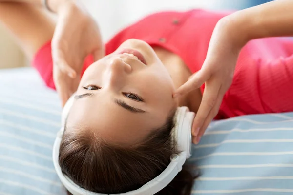 Girl in headphones listening to music at home — Stock Photo, Image