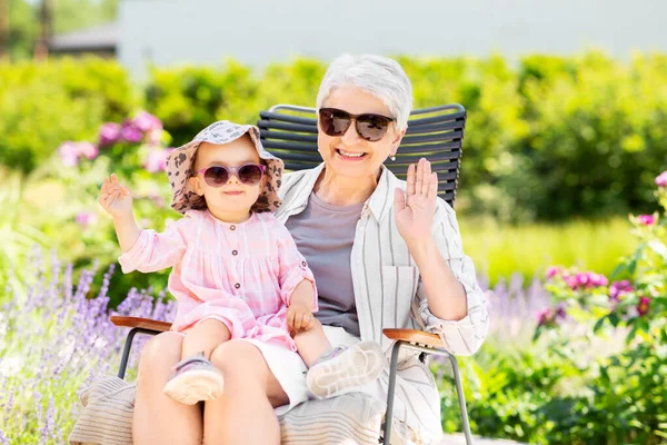 快乐的祖母和孙女在花园 — 图库照片