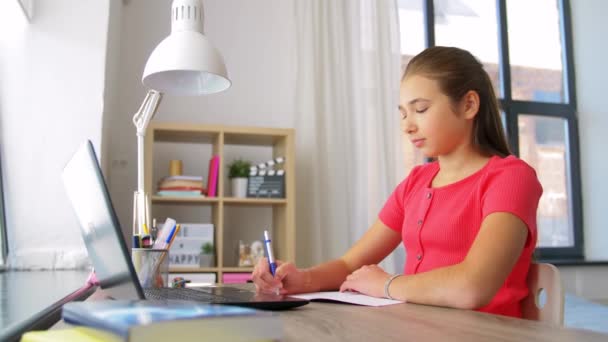Tiener student meisje schrijven naar notebook thuis — Stockvideo